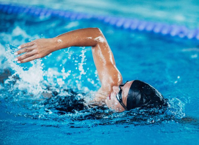swimmer swimming laps, demonstrating when to work out while intermittent fasting